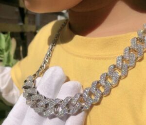 Women wore Moissanite Necklance