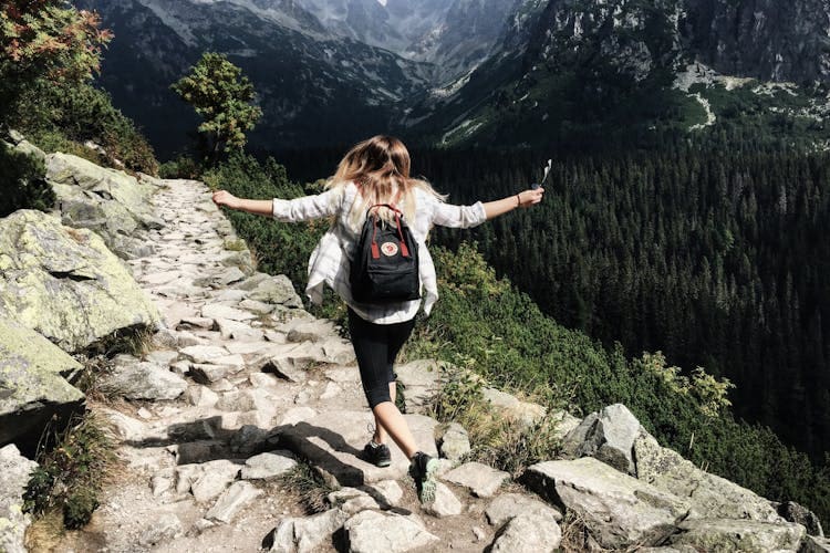 solo women traveler
