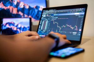 Trader analyzing forex spreads on a laptop