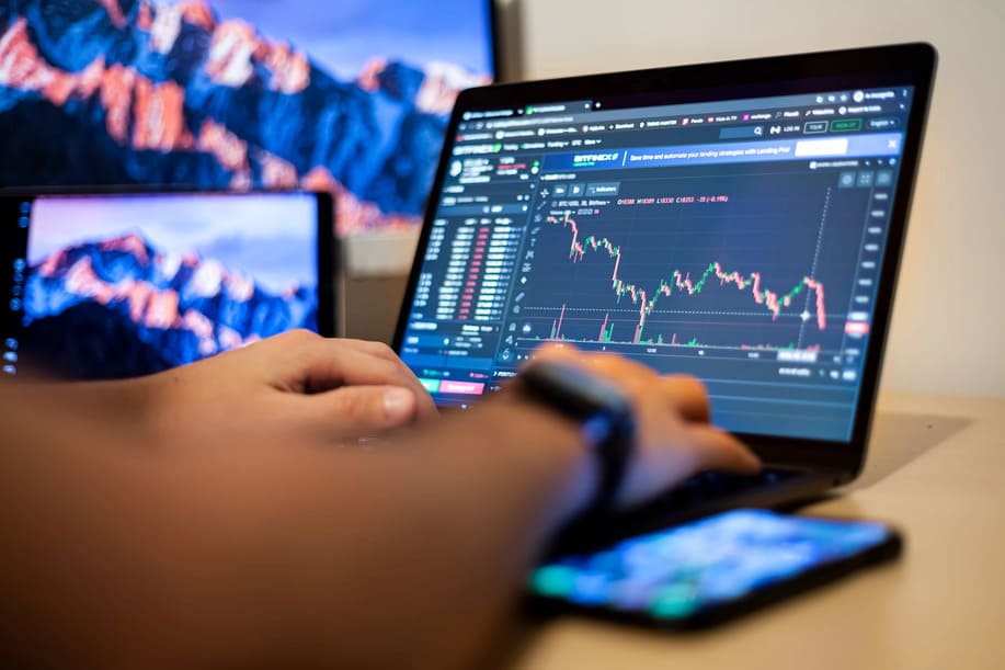 Trader analyzing forex spreads on a laptop